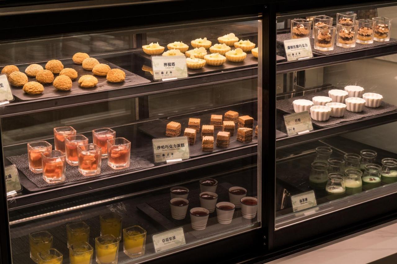 Evergreen Palace Hotel Chiayi Taibao Exterior foto A display case of desserts