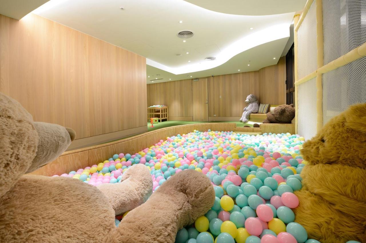 Evergreen Palace Hotel Chiayi Taibao Exterior foto Ball pit at a hotel in Hong Kong